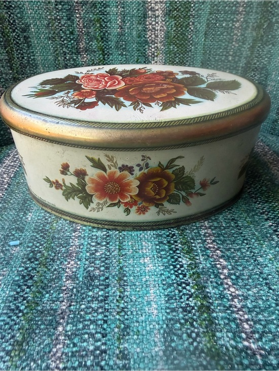 Meister Other - Vintage Floral Oval Meister Tin - Cream with Roses